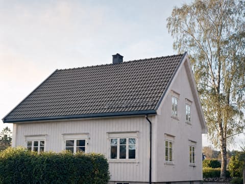 Hvitt hus med rent, mørkt tak